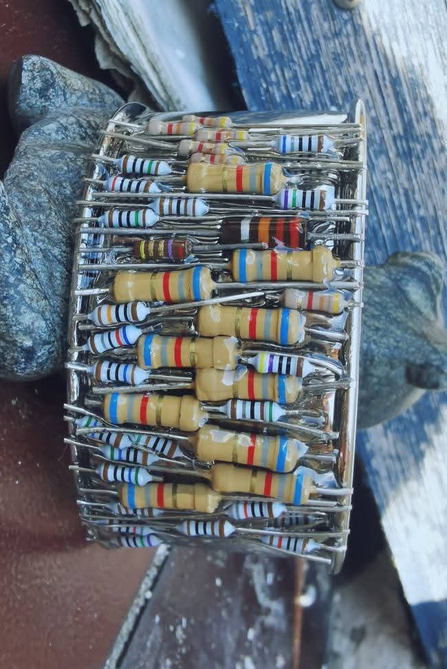 Brede armband, dicht bezet met kleurrijke weerstanden